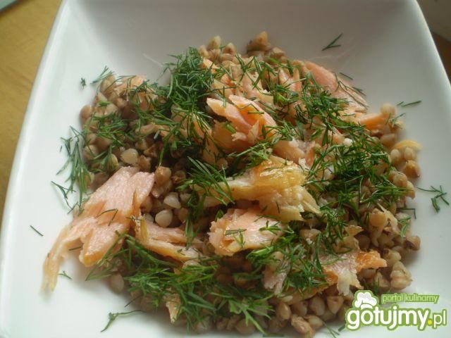 Kasza z wędzonym łososiem 