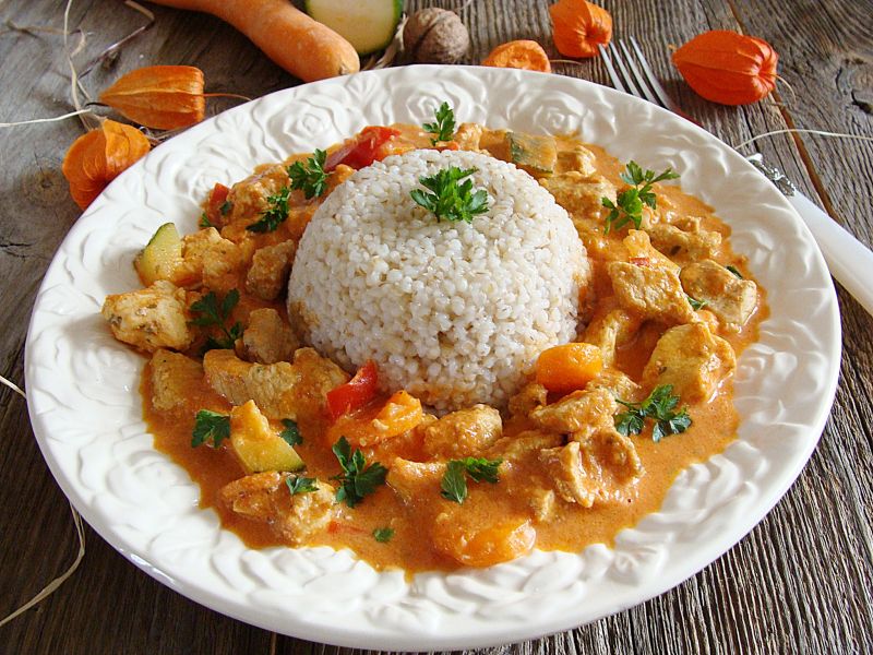 Kasza  ze schabem duszonym w sosie pomidorowym