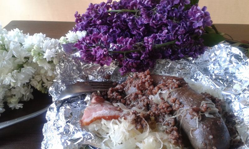 Kaszanka grillowana w boczku i kapuście Kaszanka grillowana w boczku i kapuście