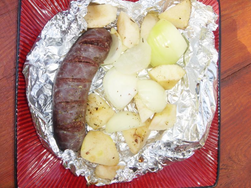 Kaszanka grillowana z jabłkiem i cebulką