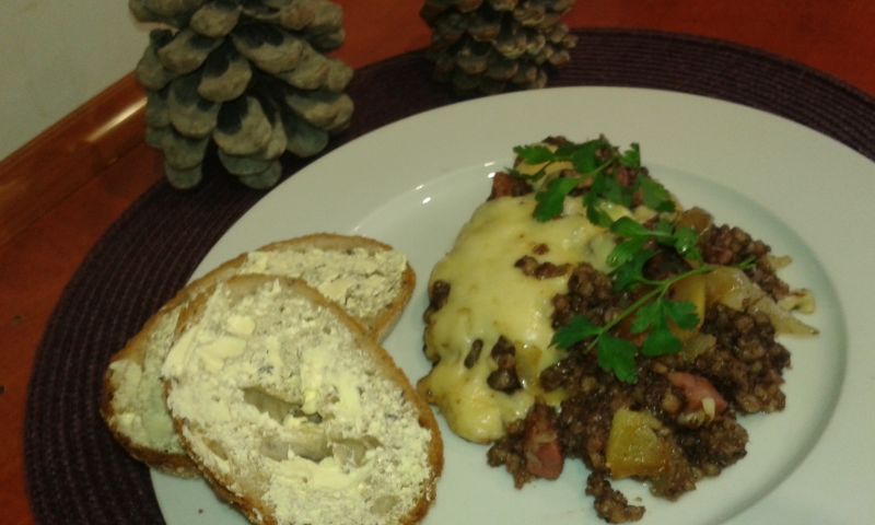 Kaszanka z boczkiem i jabłkami