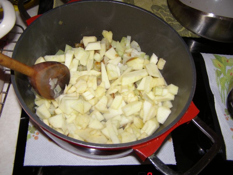 Kaszanka z cebulką i jabłkami