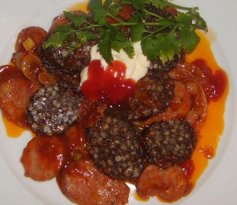 Kaszanka z kiełbasą w sosie