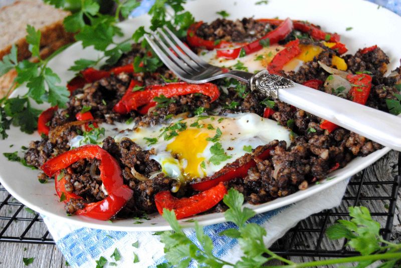 Kaszanka z papryką i jajkiem 