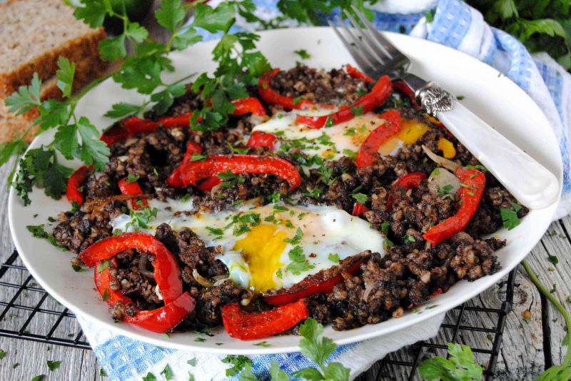 Kaszanka z papryką i jajkiem 