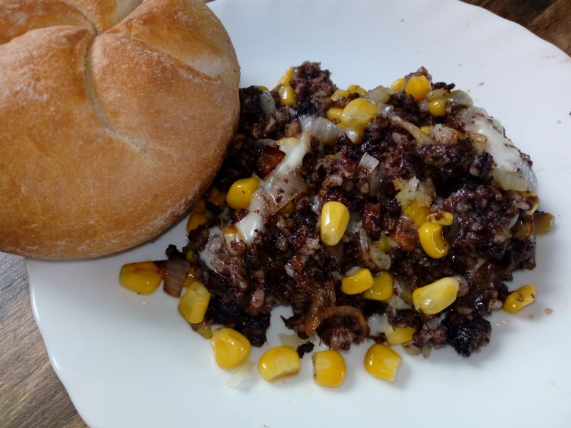 Kaszanka z patelni z kukurydzą i serem