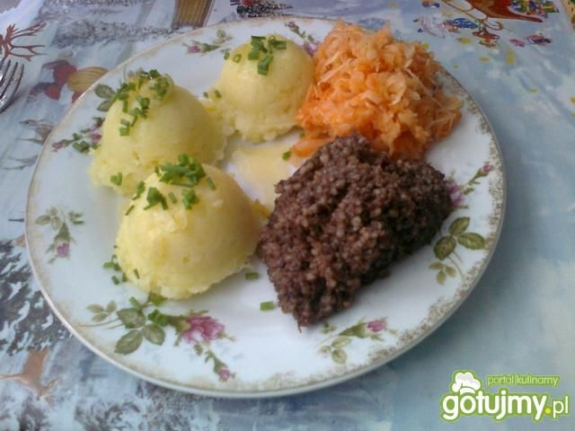 Kaszanka z ziemniakami i surówką Kaszanka z ziemniakami i surówką