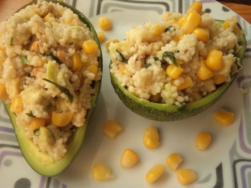 Kaszka kuskus w miseczkach z awokado