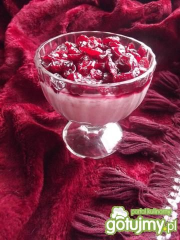 Kaszka manna w koronie z żurawiny