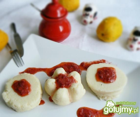 Kaszka manna z musem truskawkowym