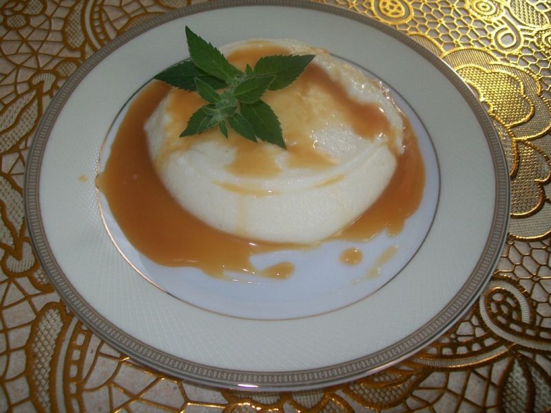 Kaszka manna z sosem krówkowym Kaszka manna z sosem krówkowym