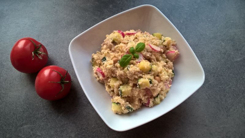 Kaszotto jaglane z cukinią, ciecierzycą,rzodkiewką Kaszotto jaglane z cukinią, ciecierzycą,rzodkiewką