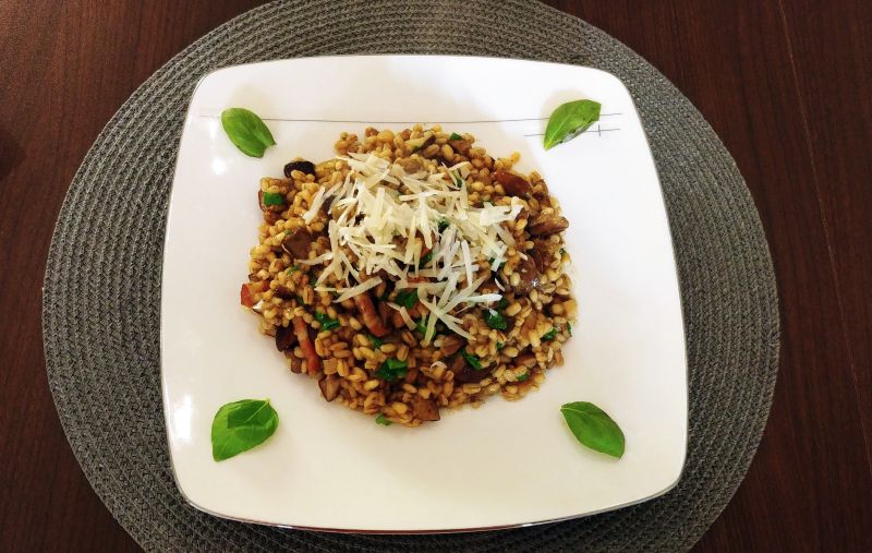 Kaszotto z grzybami, szczypiorkiem i boczkiem