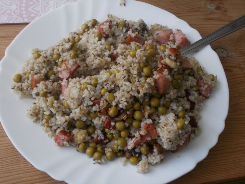 KASZOTTO Z KIEŁBASĄ I GROSZKIEM KASZOTTO Z KIEŁBASĄ I GROSZKIEM