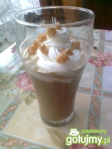 Kawa karmelowa z bitą śmietaną