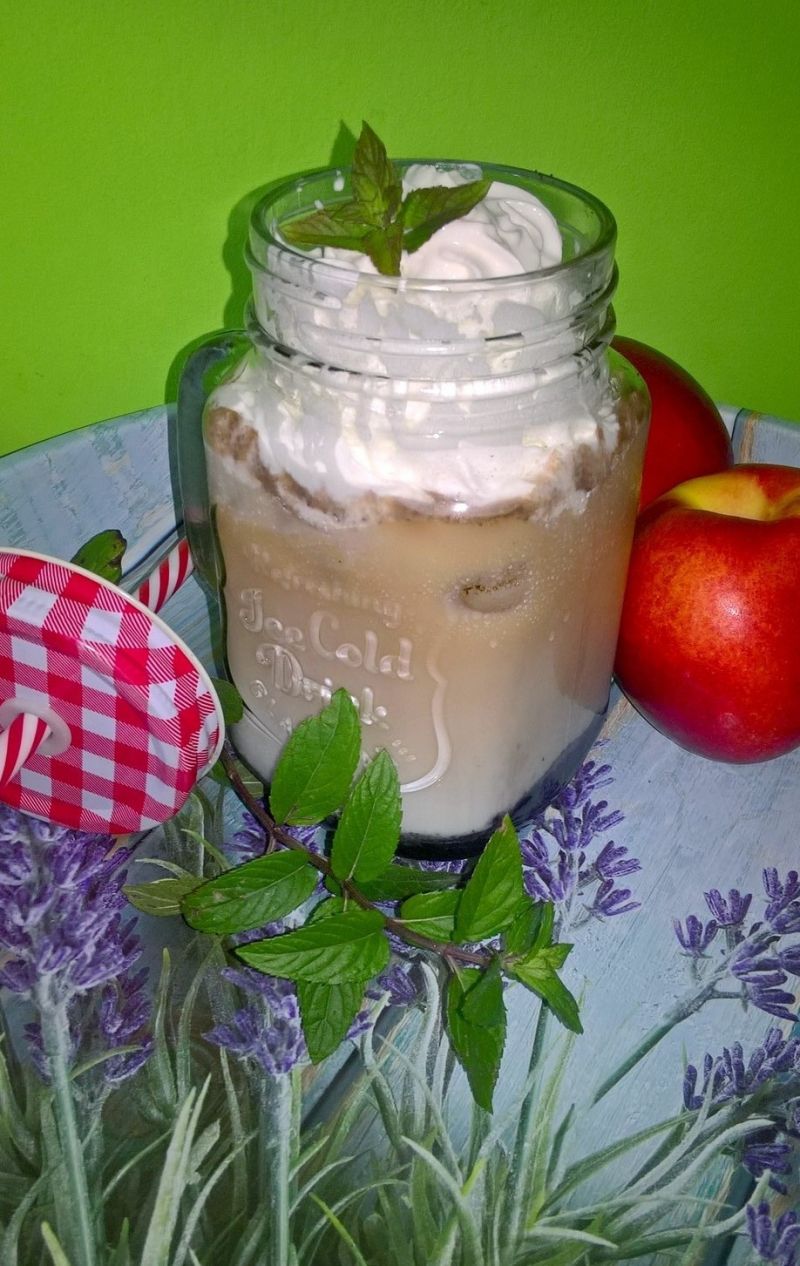 Kawa mrożona z bitą śmietaną i sosem jagodowym Kawa mrożona z bitą śmietaną i sosem jagodowym