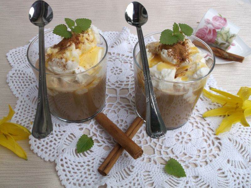 Kawa z ajerkoniakiem i bitą śmietaną