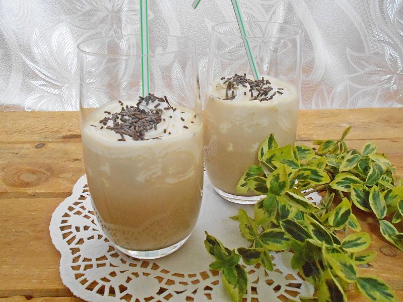 Kawa z białą czekoladą i bitą śmietaną Kawa z białą czekoladą i bitą śmietaną