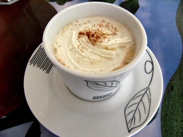 Kawa z mlekiem, miodem i cynamonem