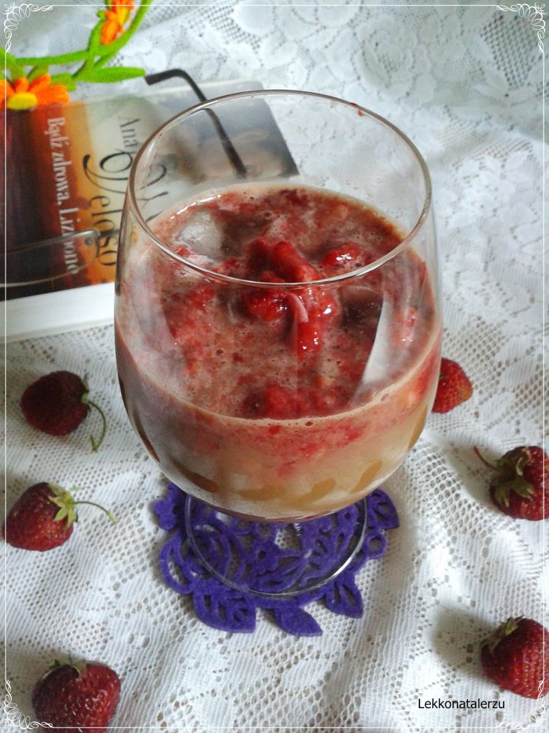 Kawa z mrożonymi truskawkami