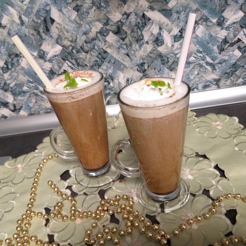 Kawa z przyprawami i bitą śmietaną