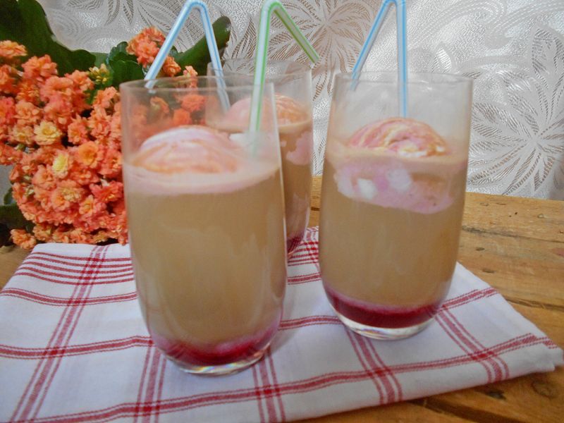 Kawa z syropem malinowym i lodami