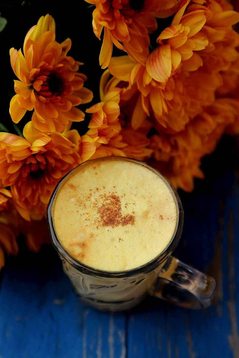 Kawa ze „złotym” mlekiem z kurkumą i cynamonem