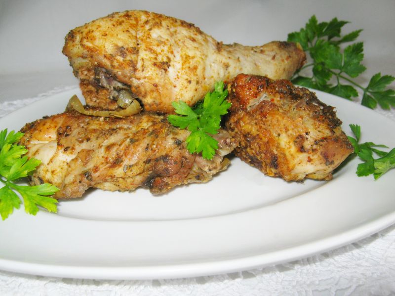 Kawałki kurczaka pieczone w piekarniku.