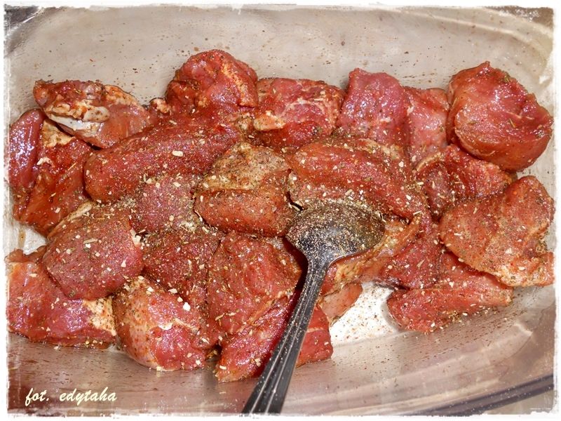 Kawałki wieprzowiny w pomidorowym sosie
