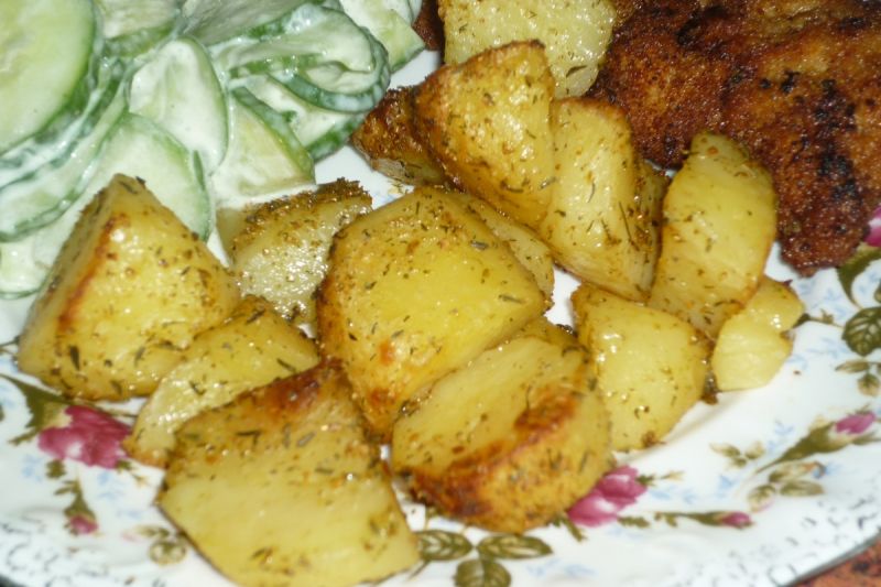 Kawałki ziemniaków pieczone w przyprawach i tymian