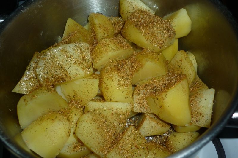Kawałki ziemniaków pieczone w przyprawach i tymian