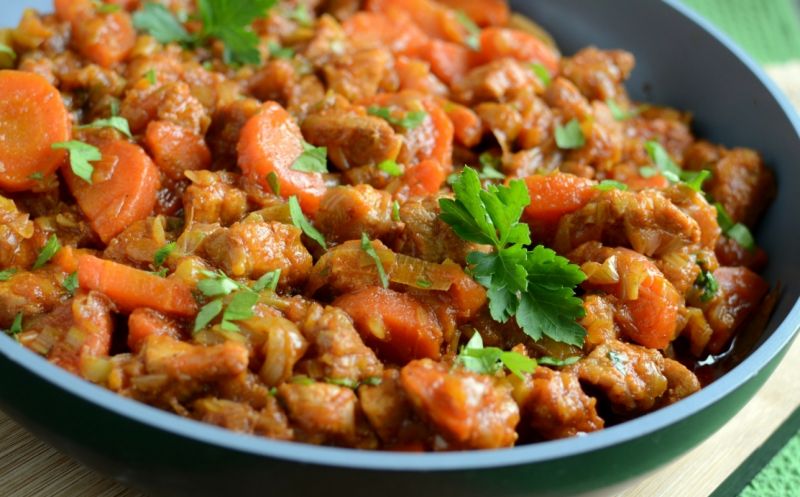 Kawarma-wieprzowina duszona w porach po bułgarsku Kawarma-wieprzowina duszona w porach po bułgarsku