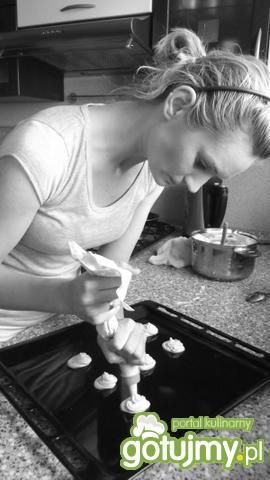 Kawowe beziki z prażonymi orzechami Kawowe beziki z prażonymi orzechami