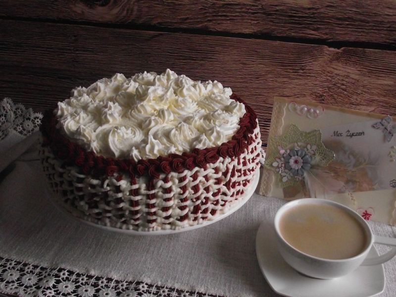 Kawowo śmietankowy tort z ptasim mleczkiem