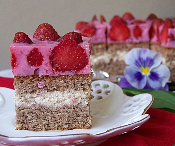 Kawowo-truskawkowe ciasto Akrobatki