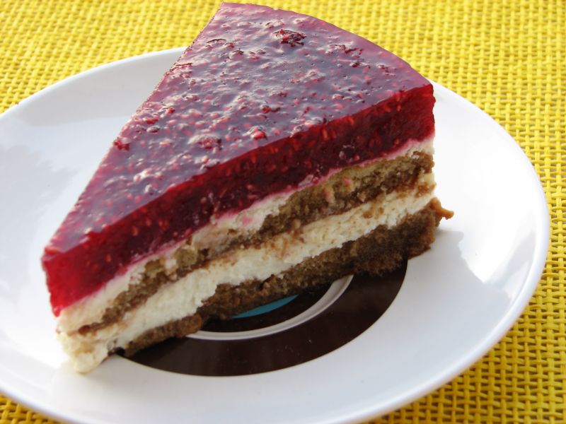 Kawowy torcik z malinami