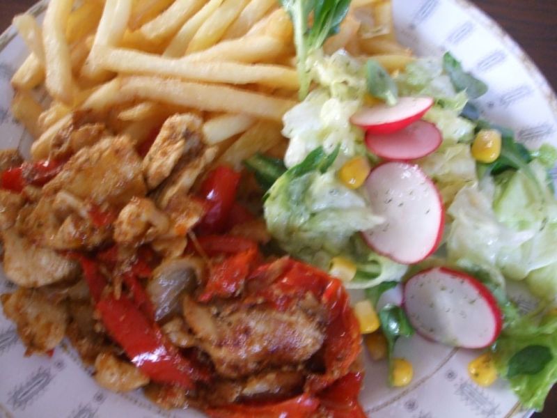 Kebab drobiowy na talerzu