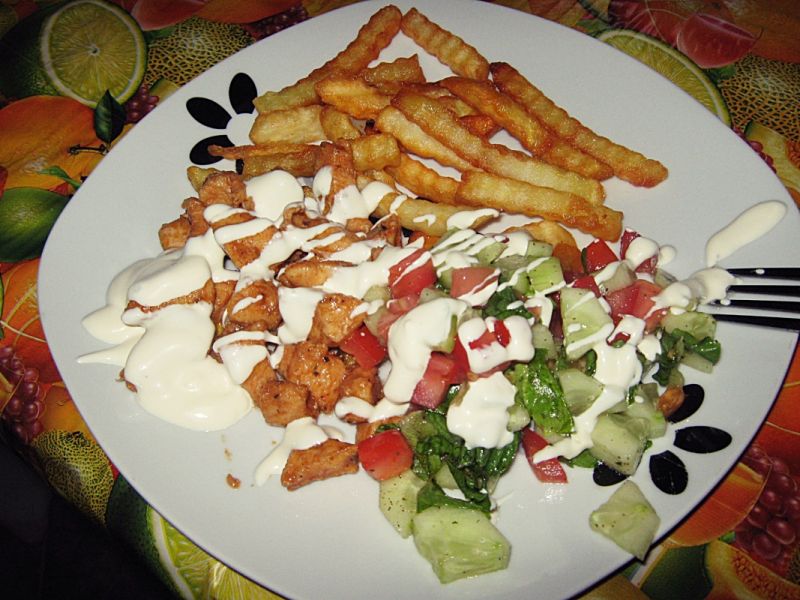 Kebab drobiowy na talerzu