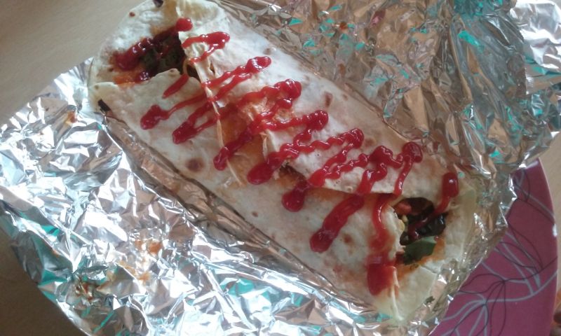 Kebab z kurczaka w naleśniku