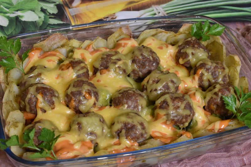 Kebabowa zapiekanka z kuleczkami Kebabowa zapiekanka z kuleczkami