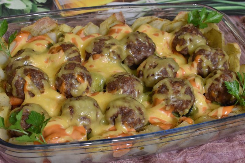 Kebabowa zapiekanka z kuleczkami Kebabowa zapiekanka z kuleczkami