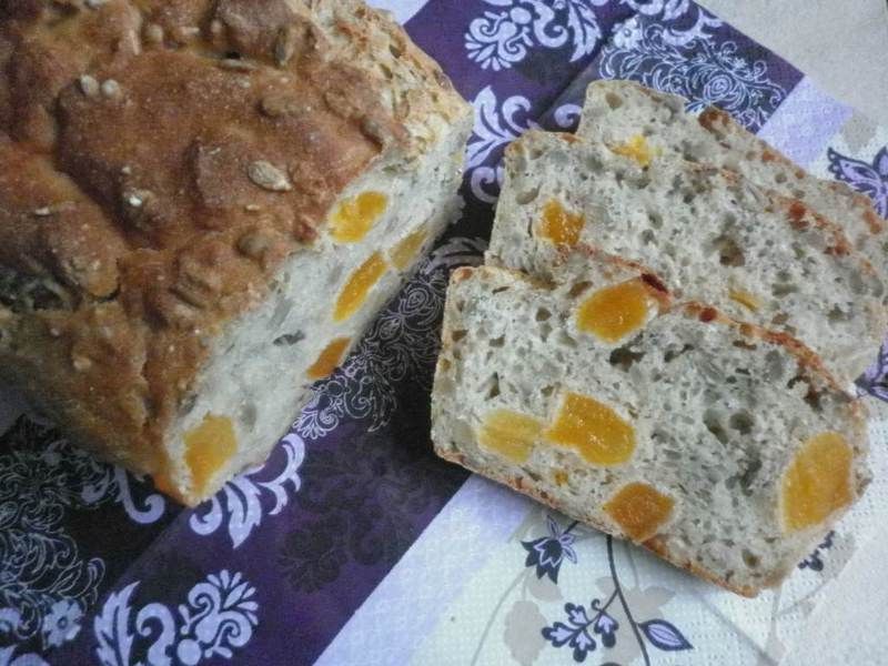 Kefirowy chlebek z morelami i płatkami owsianymi 