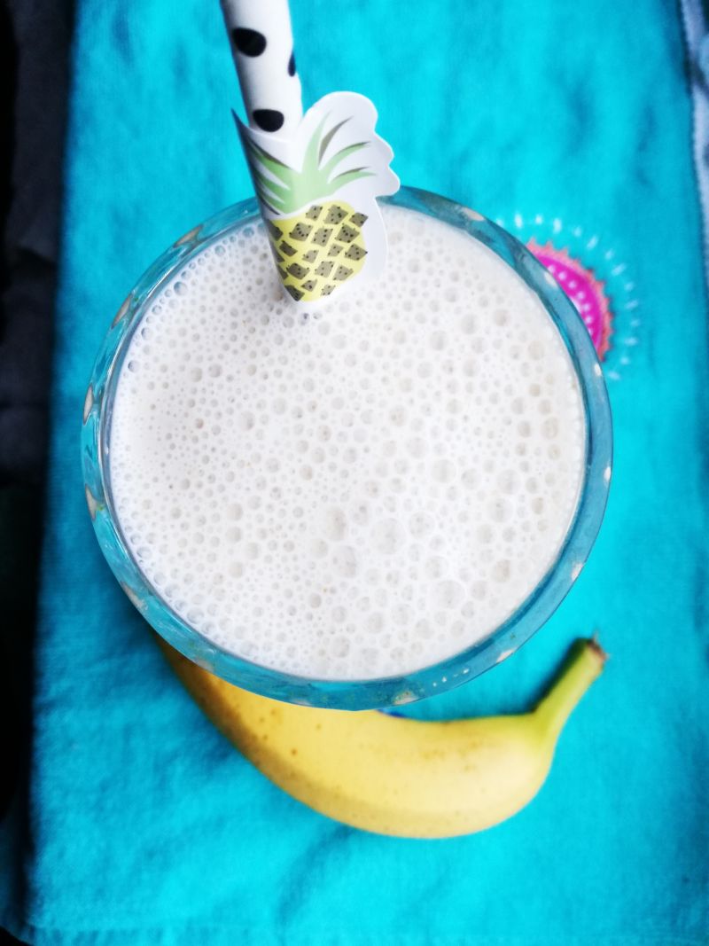 Kefirowy koktajl z płatkami i bananem