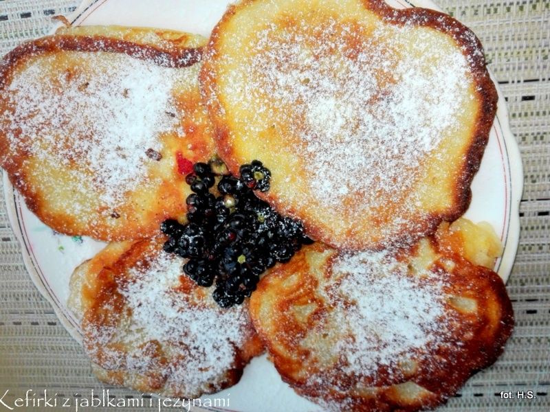 Kefirzaki czyli placuszki na kefirze z jabłkiem i