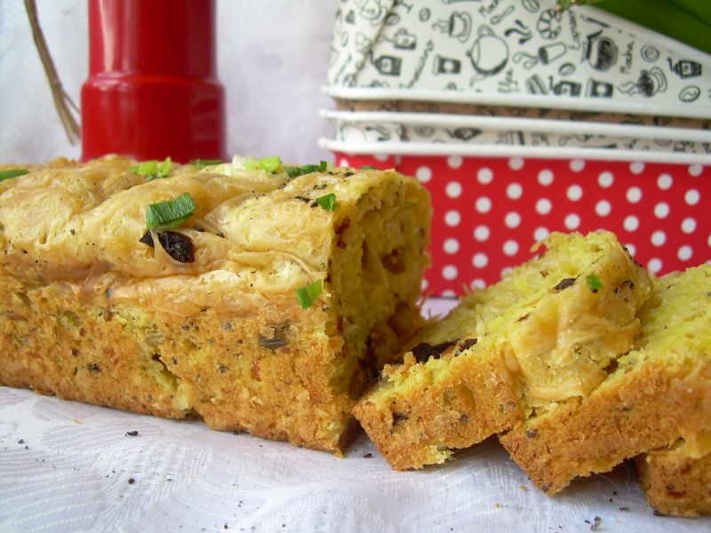 Keks wytrawny z żółtym serem i wędzonym łososiem 