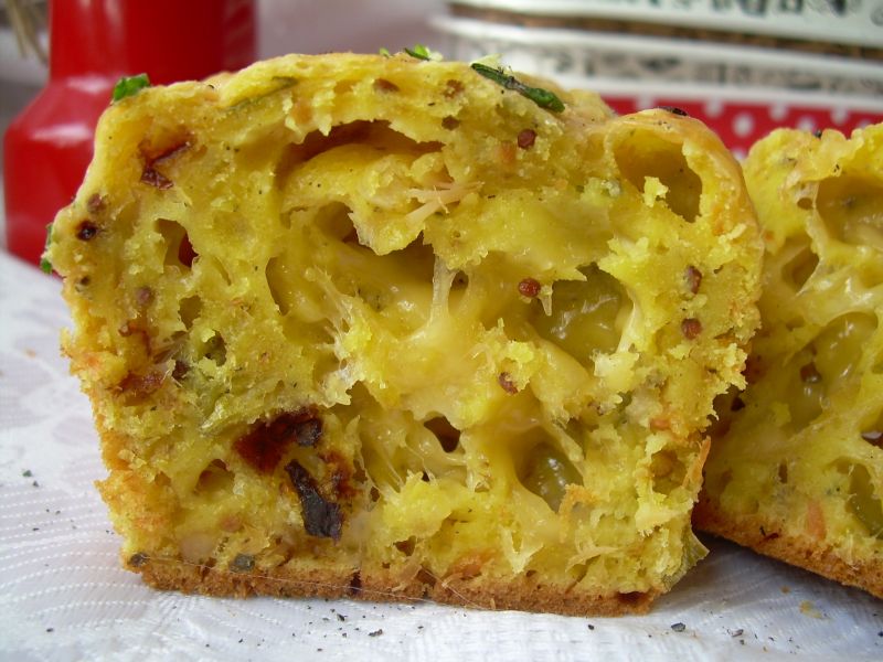 Keks wytrawny z żółtym serem i wędzonym łososiem 