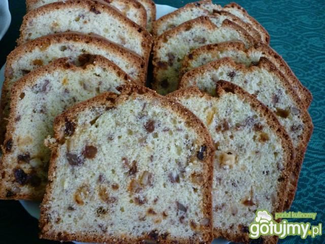 Keks z białek z orzechami i rodzynkami