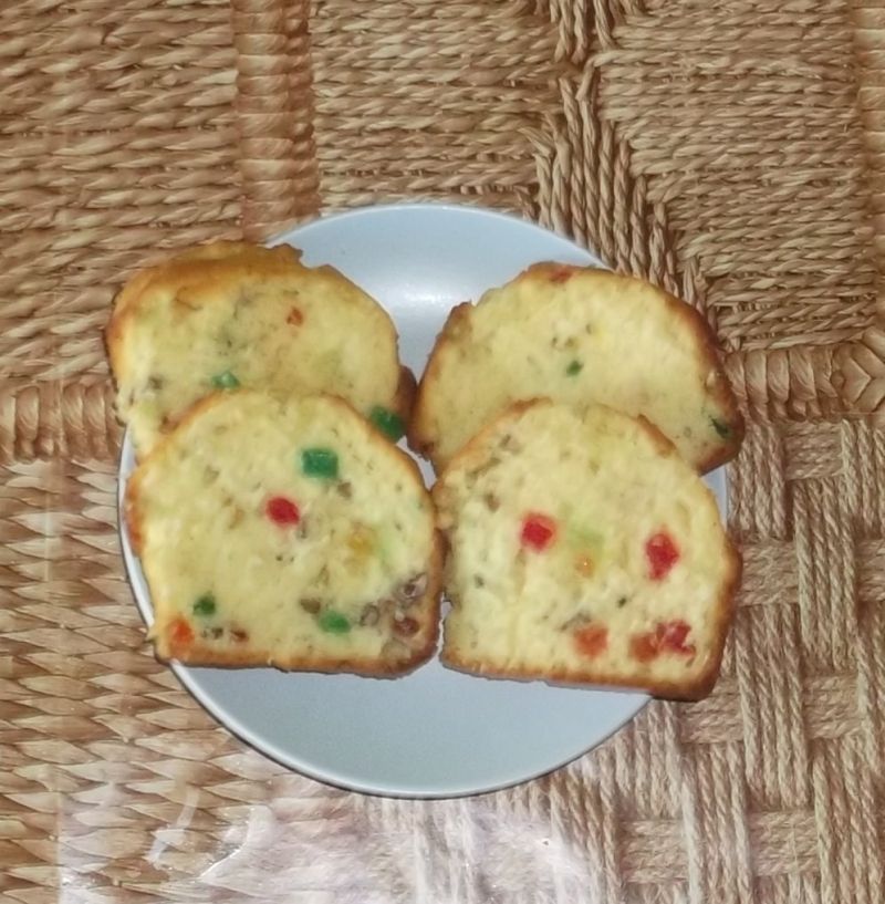 Keks z kandyzowanymi owocami 