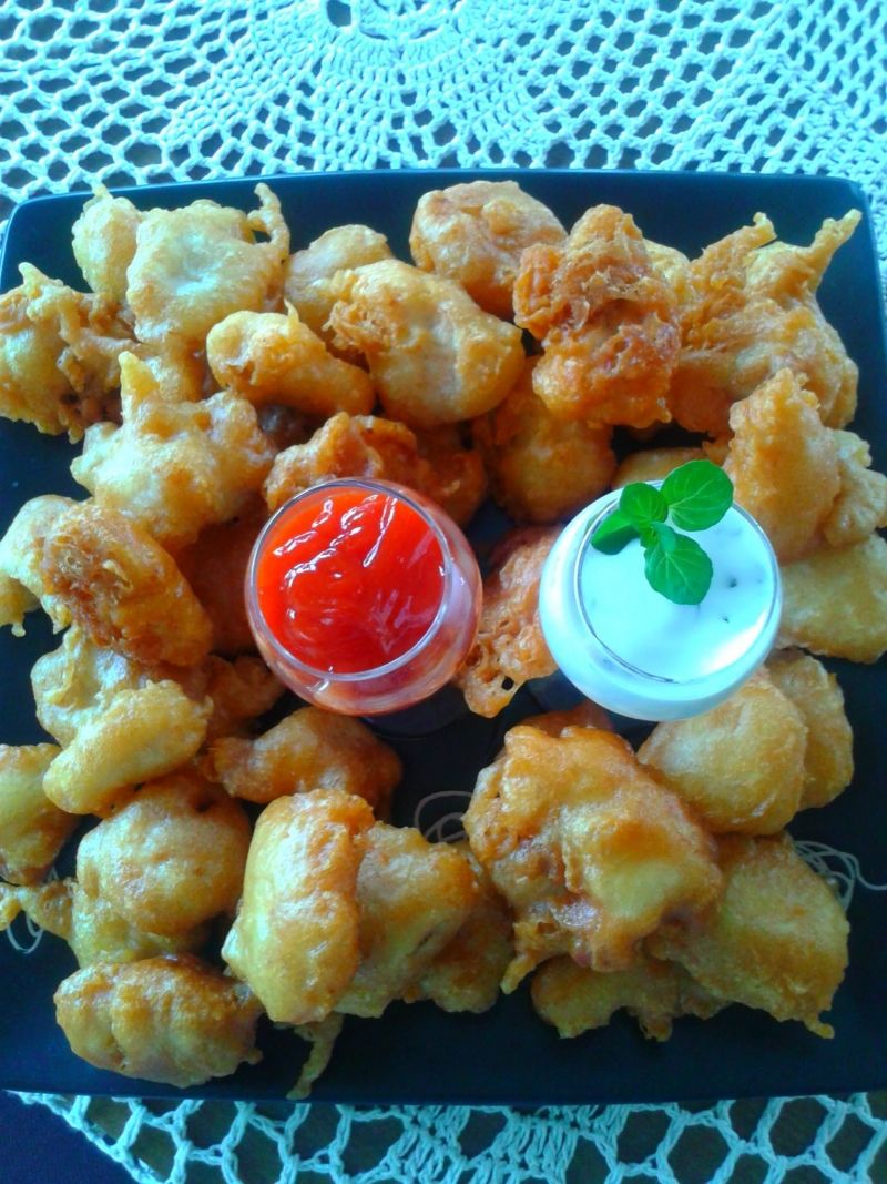 Kęski kurczaka w cieście z raitą miętową  Kęski kurczaka w cieście z raitą miętową