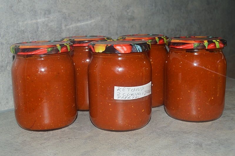 Ketchup z cukini, papryki i jabłka na zimę